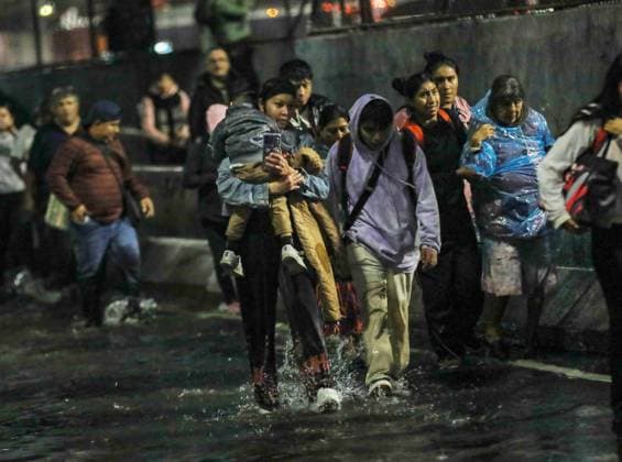People Affected After Heavy Rainfall Hit the City People were affected by flooding on Ignacio Zaragoza Avenue and surrounding streets in the east of the city, due to the heavy rains that hit the country s capital. on September 27, 2025 in Mexico City, Mexico. (Photo by Ian Robles Eyepix Group) Copyright: xIanxRobles xEyepixxGroupx EL_27092025_170891JPEG