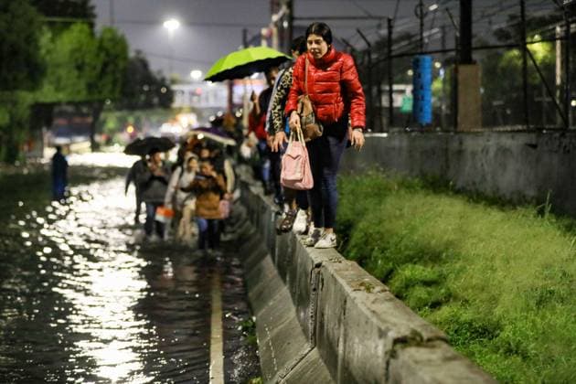 People Affected After Heavy Rainfall Hit the City People were affected by flooding on Ignacio Zaragoza Avenue and surrounding streets in the east of the city, due to the heavy rains that hit the country s capital. on September 27, 2025 in Mexico City, Mexico. (Photo by Ian Robles Eyepix Group) Copyright: xIanxRobles xEyepixxGroupx EL_27092025_170885JPEG