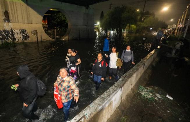 People Affected After Heavy Rainfall Hit the City People were affected by flooding on Ignacio Zaragoza Avenue and surrounding streets in the east of the city, due to the heavy rains that hit the country s capital. on September 27, 2025 in Mexico City, Mexico. (Photo by Ian Robles Eyepix Group) Copyright: xIanxRobles xEyepixxGroupx EL_27092025_170886JPEG