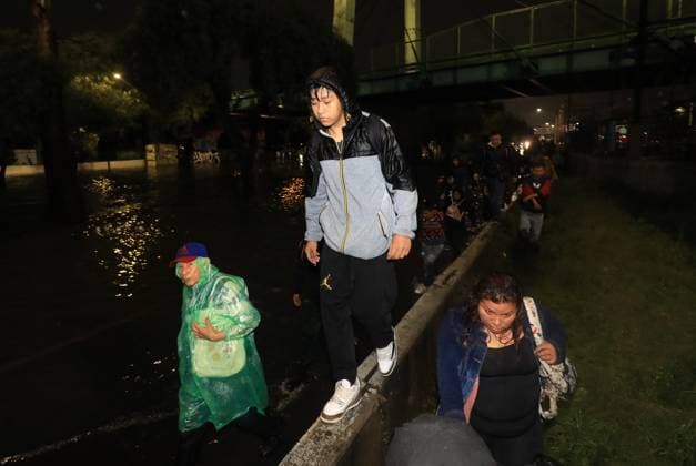 People Affected After Heavy Rainfall Hit the City People were affected by flooding on Ignacio Zaragoza Avenue and surrounding streets in the east of the city, due to the heavy rains that hit the country s capital. on September 27, 2025 in Mexico City, Mexico. (Photo by Ian Robles Eyepix Group) Copyright: xIanxRobles xEyepixxGroupx EL_27092025_170878JPEG