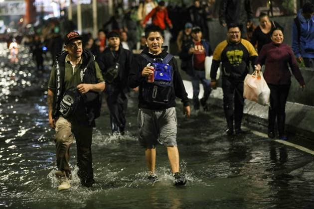 People Affected After Heavy Rainfall Hit the City People were affected by flooding on Ignacio Zaragoza Avenue and surrounding streets in the east of the city, due to the heavy rains that hit the country s capital. on September 27, 2025 in Mexico City, Mexico. (Photo by Ian Robles Eyepix Group) Copyright: xIanxRobles xEyepixxGroupx EL_27092025_170879JPEG