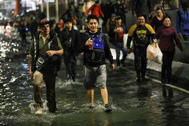 People Affected After Heavy Rainfall Hit the City People were affected by flooding on Ignacio Zaragoza Avenue and surrounding streets in the east of the city, due to the heavy rains that hit the country s capital. on September 27, 2025 in Mexico City, Mexico. Mexico City CDMX Mexico Copyright: xIanxRoblesx