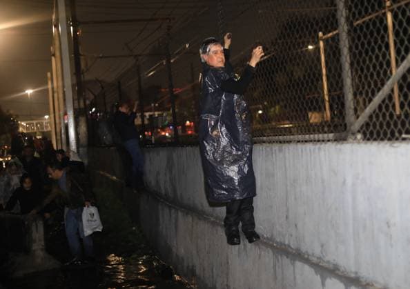 People Affected After Heavy Rainfall Hit the City People were affected by flooding on Ignacio Zaragoza Avenue and surrounding streets in the east of the city, due to the heavy rains that hit the country s capital. on September 27, 2025 in Mexico City, Mexico. Mexico City CDMX Mexico Copyright: xIanxRoblesx