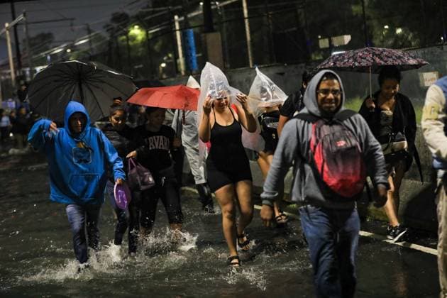 People Affected After Heavy Rainfall Hit the City People were affected by flooding on Ignacio Zaragoza Avenue and surrounding streets in the east of the city, due to the heavy rains that hit the country s capital. on September 27, 2025 in Mexico City, Mexico. Mexico City CDMX Mexico Copyright: xIanxRoblesx