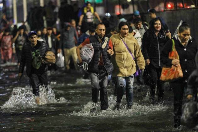 People Affected After Heavy Rainfall Hit the City People were affected by flooding on Ignacio Zaragoza Avenue and surrounding streets in the east of the city, due to the heavy rains that hit the country s capital. on September 27, 2025 in Mexico City, Mexico. Mexico City CDMX Mexico Copyright: xIanxRoblesx