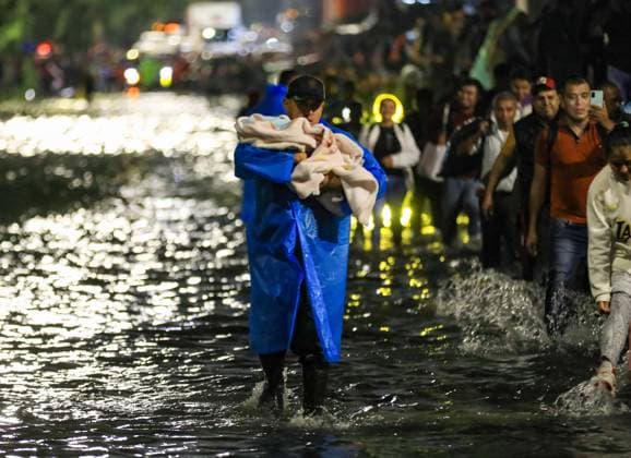 People Affected After Heavy Rainfall Hit the City People were affected by flooding on Ignacio Zaragoza Avenue and surrounding streets in the east of the city, due to the heavy rains that hit the country s capital. on September 27, 2025 in Mexico City, Mexico. Mexico City CDMX Mexico Copyright: xIanxRoblesx