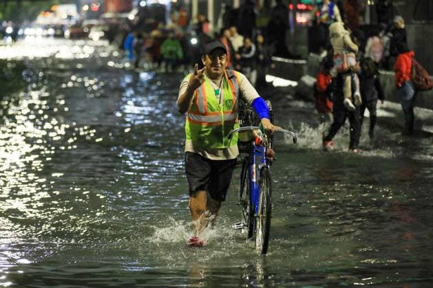 People Affected After Heavy Rainfall Hit the City People were affected by flooding on Ignacio Zaragoza Avenue and surrounding streets in the east of the city, due to the heavy rains that hit the country s capital. on September 27, 2025 in Mexico City, Mexico. Mexico City CDMX Mexico Copyright: xIanxRoblesx
