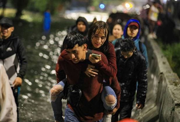 People Affected After Heavy Rainfall Hit the City People were affected by flooding on Ignacio Zaragoza Avenue and surrounding streets in the east of the city, due to the heavy rains that hit the country s capital. on September 27, 2025 in Mexico City, Mexico. Mexico City CDMX Mexico Copyright: xIanxRoblesx