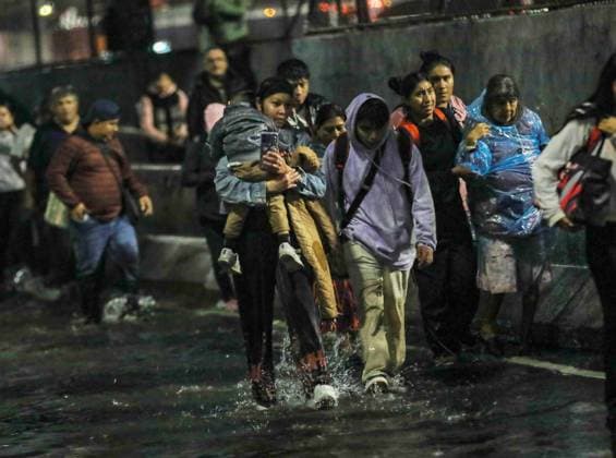 People Affected After Heavy Rainfall Hit the City People were affected by flooding on Ignacio Zaragoza Avenue and surrounding streets in the east of the city, due to the heavy rains that hit the country s capital. on September 27, 2025 in Mexico City, Mexico. Mexico City CDMX Mexico Copyright: xIanxRoblesx