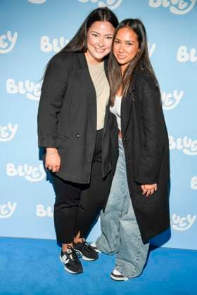 abb Demet Dinc with sister Jenna Lamia Dinc as guests on the blue carpet at the film premiere Bluey in the Kuechenspass Kollektion cinema at CinemaxX Berlin Potsdamer Platz on 27 09 2025 in Berlin Berlin Germany