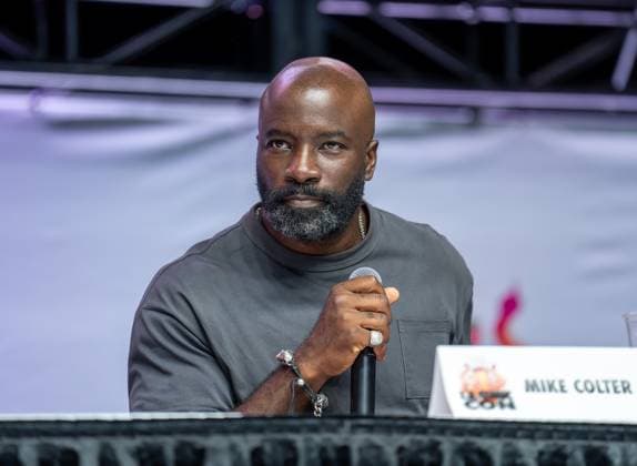 September 27, 2025, Los Angeles, California, USA: Mike Colter answering fan questions during his LA Comic Con panel at the Los Angeles Convention Center in Downtown LA on September 28, 2025. Los Angeles USA - ZUMAt169 20250927_zep_t169_020 Copyright: xConnorxTerryx