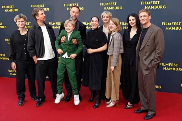 Tom Böttcher, Johannes Louis, Anton Landau, Erik Schmitt, Verena Altenberger, Luise Heyer, Luise Landau, Ruby O Fee and Matthias Schweighöfer at the premiere of the movie Das Leben der Wünsche at the 33 Filmfest Hamburg 2025 at Cinemaxx Dammtor Hamburg, 28 09 2025 Foto:xC.xTamckex xFuturexImagex wuensche_5990