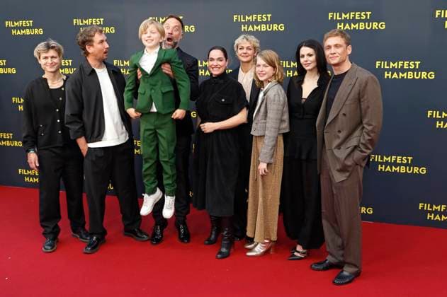 Tom Böttcher, Johannes Louis, Anton Landau, Erik Schmitt, Verena Altenberger, Luise Heyer, Luise Landau, Ruby O Fee and Matthias Schweighöfer at the premiere of the movie Das Leben der Wünsche at the 33 Filmfest Hamburg 2025 at Cinemaxx Dammtor Hamburg, 28 09 2025 Foto:xC.xTamckex xFuturexImagex wuensche_5991