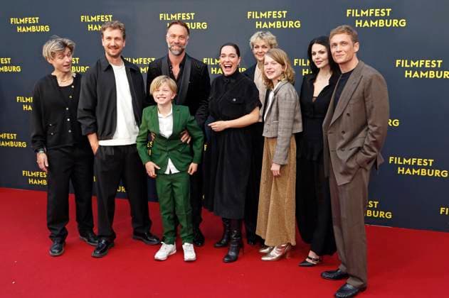 Tom Böttcher, Johannes Louis, Anton Landau, Erik Schmitt, Verena Altenberger, Luise Heyer, Luise Landau, Ruby O Fee and Matthias Schweighöfer at the premiere of the movie Das Leben der Wünsche at the 33 Filmfest Hamburg 2025 at Cinemaxx Dammtor Hamburg, 28 09 2025 Foto:xC.xTamckex xFuturexImagex wuensche_5993