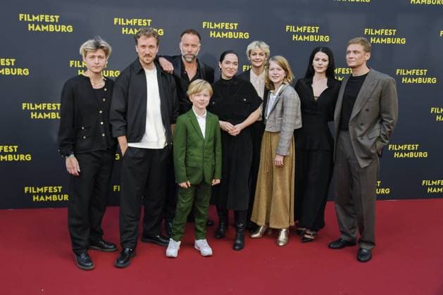 Director Erik Schmitt 3 from left , with actors Tom Bötcher l r , Johannes Louis, Anton Landau, Verena Altenberger, Luise Heyer, Luise Landau, Ruby O Fee and Matthias Schweighöfer at the premiere Das Leben der Wünsche as part of the Filmfest Hamburg in Hamburgon 28 09 2025