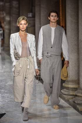 September 28, 2025, Milan, Italy: A model wearing an outfit with a portrait of Giorgio Armani is pictured before the Giorgio Armani collection show at Milan s Fashion Week Womenswear Spring Summer 2026, at the Pinacoteca di Brera Museum on September 28, 2025 in Milan. ANSA MATTEO CORNER Milan Italy  - ZUMAa110 20250928_zaf_a110_062 Copyright: xMatteoxCornerx