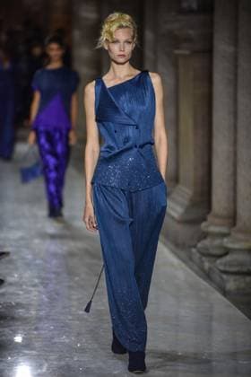 September 28, 2025, Milan, Italy: A model wearing an outfit with a portrait of Giorgio Armani is pictured before the Giorgio Armani collection show at Milan s Fashion Week Womenswear Spring Summer 2026, at the Pinacoteca di Brera Museum on September 28, 2025 in Milan. ANSA MATTEO CORNER Milan Italy  - ZUMAa110 20250928_zaf_a110_063 Copyright: xMatteoxCornerx