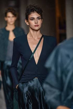 September 28, 2025, Milan, Italy: A model wearing an outfit with a portrait of Giorgio Armani is pictured before the Giorgio Armani collection show at Milan s Fashion Week Womenswear Spring Summer 2026, at the Pinacoteca di Brera Museum on September 28, 2025 in Milan. ANSA MATTEO CORNER Milan Italy  - ZUMAa110 20250928_zaf_a110_065 Copyright: xMatteoxCornerx
