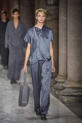 September 28, 2025, Milan, Italy: A model wearing an outfit with a portrait of Giorgio Armani is pictured before the Giorgio Armani collection show at Milan s Fashion Week Womenswear Spring Summer 2026, at the Pinacoteca di Brera Museum on September 28, 2025 in Milan. ANSA MATTEO CORNER Milan Italy  - ZUMAa110 20250928_zaf_a110_066 Copyright: xMatteoxCornerx