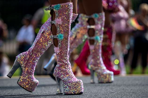 Bilder des Jahres 2025, News September 09 A performer representing Bolivia wear sparkle boots while dancing down Constitution Avenue during the Fiesta DC parade in Washington, DC on Sunday, September 28, 2025. Fiesta DC, the largest Latino festival in the region, returned to DC as other Hispanic Heritage Months events were cancelled due to immigration enforcement fears.  WAP20250928311 BONNIExCASH