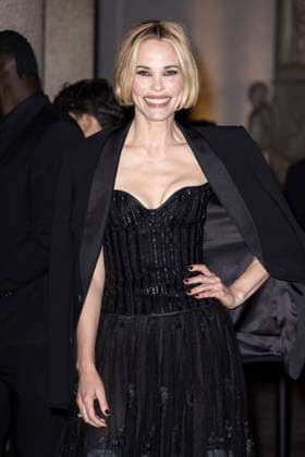 MFW Giorgio Armani arrivals MP Leslie Bibb arrives to Pinacoteca of Brera to attending the Giorgio Armani fashion show is held during Milan s Fashion Week Womenswear Spring Summer 2026, on September 28, 2025 in Milan (Italy). Photo by Marco Piovanotto Abacapress.com  Copyright: xPiovanottoxMarco ABACAx