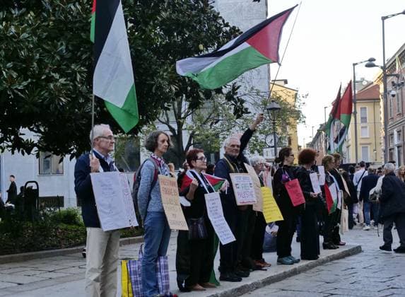 Brera District protesters gathered to protest Free Gaza before the Giorgio Armani fashion show at the entrance gate for the numerous VIP guests invited in a black van.  Copyright: xLucaxPontix xipa-agency.netx xLucaxPonti xIpaxagencyx IPA_Agency_IPA65897604