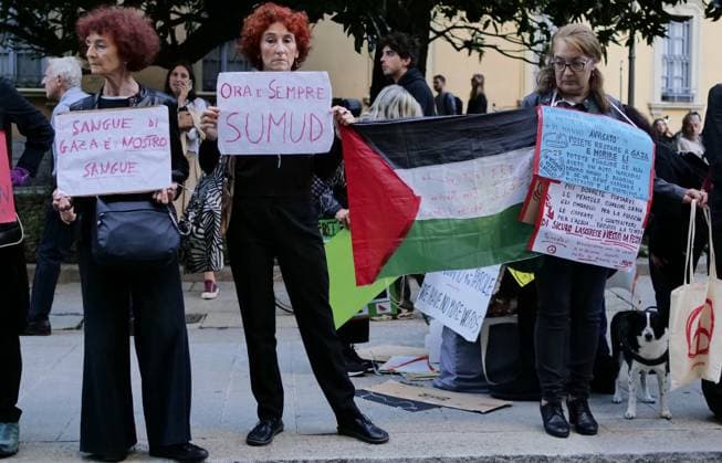 Brera District protesters gathered to protest Free Gaza before the Giorgio Armani fashion show at the entrance gate for the numerous VIP guests invited in a black van.  Copyright: xLucaxPontix xipa-agency.netx xLucaxPonti xIpaxagencyx IPA_Agency_IPA65897605