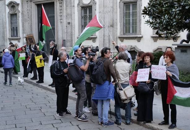 Brera District protesters gathered to protest Free Gaza before the Giorgio Armani fashion show at the entrance gate for the numerous VIP guests invited in a black van.  Copyright: xLucaxPontix xipa-agency.netx xLucaxPonti xIpaxagencyx IPA_Agency_IPA65897610