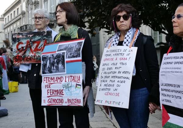 Brera District protesters gathered to protest Free Gaza before the Giorgio Armani fashion show at the entrance gate for the numerous VIP guests invited in a black van.  Copyright: xLucaxPontix xipa-agency.netx xLucaxPonti xIpaxagencyx IPA_Agency_IPA65897617
