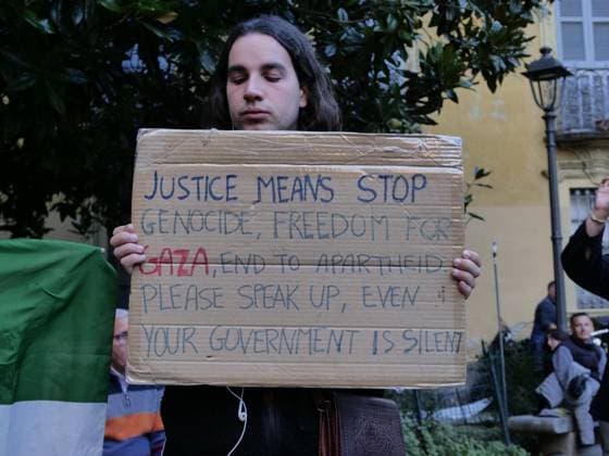 Milan, Milan Italy, Italy: Brera District protesters gathered to protest Free Gaza before the Giorgio Armani fashion show at the entrance gate for the numerous VIP guests invited in a black van. Milan Italy  - ZUMAp169 20250928_zea_p169_947 Copyright: xLucaxPontix
