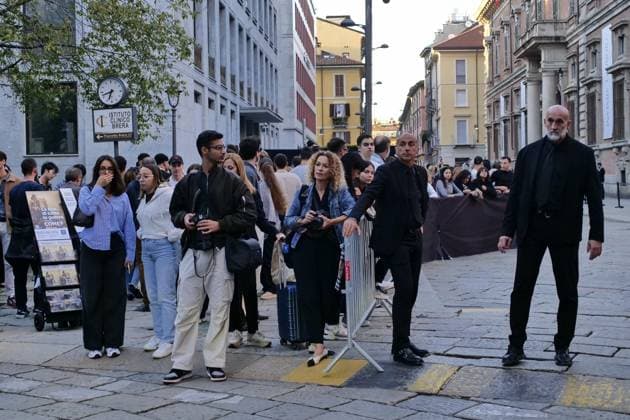 Milan, Milan Italy, Italy: Brera District protesters gathered to protest Free Gaza before the Giorgio Armani fashion show at the entrance gate for the numerous VIP guests invited in a black van. Milan Italy  - ZUMAp169 20250928_zea_p169_948 Copyright: xLucaxPontix
