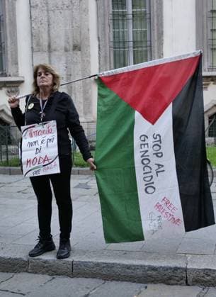 Milan, Milan Italy, Italy: Brera District protesters gathered to protest Free Gaza before the Giorgio Armani fashion show at the entrance gate for the numerous VIP guests invited in a black van. Milan Italy  - ZUMAp169 20250928_zea_p169_959 Copyright: xLucaxPontix