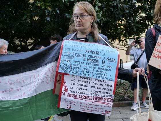Milan, Milan Italy, Italy: Brera District protesters gathered to protest Free Gaza before the Giorgio Armani fashion show at the entrance gate for the numerous VIP guests invited in a black van. Milan Italy  - ZUMAp169 20250928_zea_p169_960 Copyright: xLucaxPontix