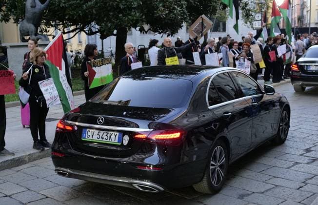 Milan, Milan Italy, Italy: Brera District protesters gathered to protest Free Gaza before the Giorgio Armani fashion show at the entrance gate for the numerous VIP guests invited in a black van. Milan Italy  - ZUMAp169 20250928_zea_p169_970 Copyright: xLucaxPontix