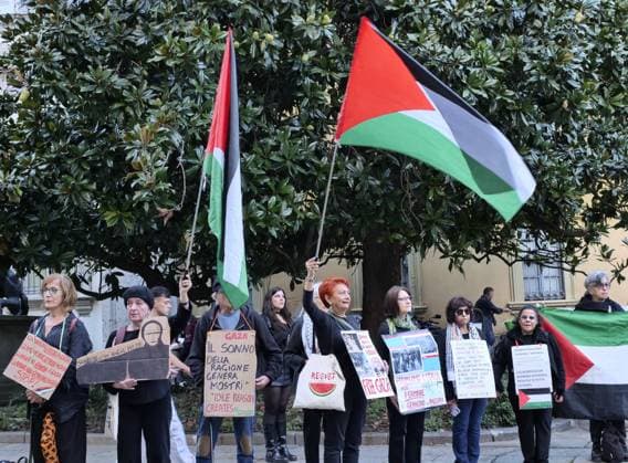 Milan, Milan Italy, Italy: Brera District protesters gathered to protest Free Gaza before the Giorgio Armani fashion show at the entrance gate for the numerous VIP guests invited in a black van. Milan Italy  - ZUMAp169 20250928_zea_p169_944 Copyright: xLucaxPontix