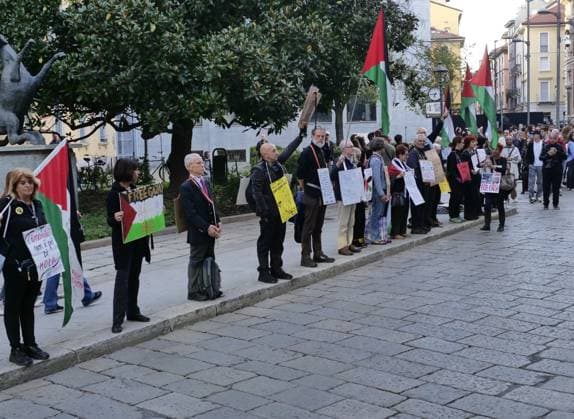 Milan, Milan Italy, Italy: Brera District protesters gathered to protest Free Gaza before the Giorgio Armani fashion show at the entrance gate for the numerous VIP guests invited in a black van. Milan Italy  - ZUMAp169 20250928_zea_p169_946 Copyright: xLucaxPontix