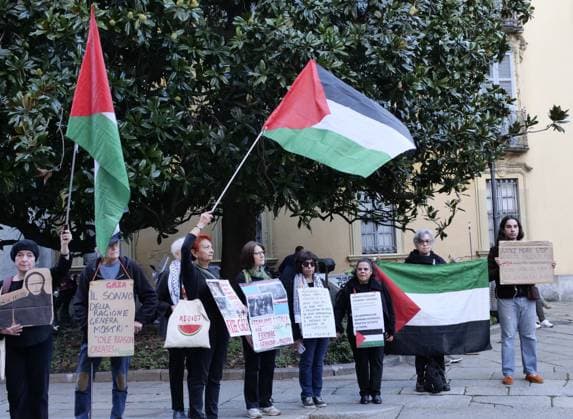 Milan, Milan Italy, Italy: Brera District protesters gathered to protest Free Gaza before the Giorgio Armani fashion show at the entrance gate for the numerous VIP guests invited in a black van. Milan Italy  - ZUMAp169 20250928_zea_p169_961 Copyright: xLucaxPontix