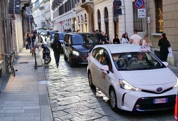 Milan, Milan Italy, Italy: Brera District protesters gathered to protest Free Gaza before the Giorgio Armani fashion show at the entrance gate for the numerous VIP guests invited in a black van. Milan Italy  - ZUMAp169 20250928_zea_p169_964 Copyright: xLucaxPontix
