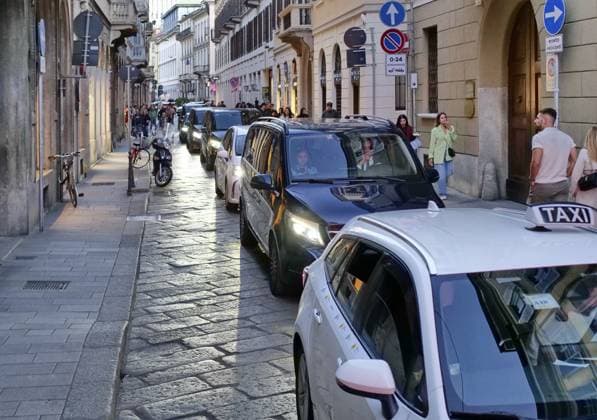Milan, Milan Italy, Italy: Brera District protesters gathered to protest Free Gaza before the Giorgio Armani fashion show at the entrance gate for the numerous VIP guests invited in a black van. Milan Italy  - ZUMAp169 20250928_zea_p169_965 Copyright: xLucaxPontix