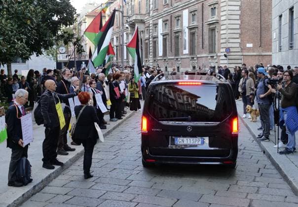 Milan, Milan Italy, Italy: Brera District protesters gathered to protest Free Gaza before the Giorgio Armani fashion show at the entrance gate for the numerous VIP guests invited in a black van. Milan Italy  - ZUMAp169 20250928_zea_p169_968 Copyright: xLucaxPontix