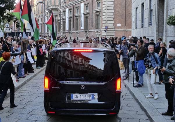 Milan, Milan Italy, Italy: Brera District protesters gathered to protest Free Gaza before the Giorgio Armani fashion show at the entrance gate for the numerous VIP guests invited in a black van. Milan Italy  - ZUMAp169 20250928_zea_p169_969 Copyright: xLucaxPontix