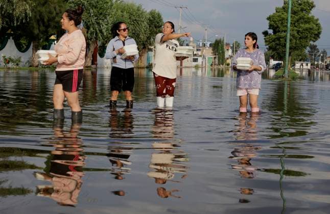Rains Cause Severe Damage In The Tlahuac Municipality, Mexico City Pedestrians walk through flooded streets in the southern end of the Tlahuac borough of Mexico City, Mexico, on September 28, 2025, after heavy rains hit the capital, causing serious damage in the area. Mexico City Mexico City Mexico  Copyright: xGerardoxVieyrax originalFilename: vieyra-notitle250928_np41e.jpg