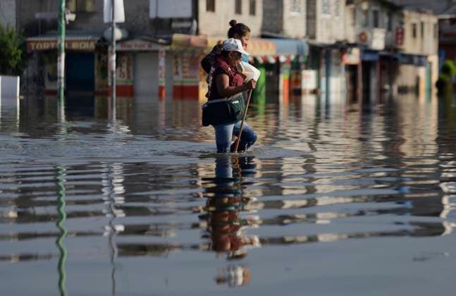 Rains Cause Severe Damage In The Tlahuac Municipality, Mexico City Pedestrians walk through flooded streets in the southern end of the Tlahuac borough of Mexico City, Mexico, on September 28, 2025, after heavy rains hit the capital, causing serious damage in the area. Mexico City Mexico City Mexico  Copyright: xGerardoxVieyrax originalFilename: vieyra-notitle250928_np9vo.jpg