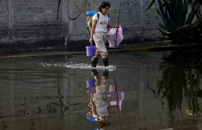 Rains Cause Severe Damage In The Tlahuac Municipality, Mexico City Pedestrians walk through flooded streets in the southern end of the Tlahuac borough of Mexico City, Mexico, on September 28, 2025, after heavy rains hit the capital, causing serious damage in the area. Mexico City Mexico City Mexico  Copyright: xGerardoxVieyrax originalFilename: vieyra-notitle250928_npC0u.jpg