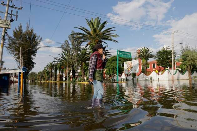 Rains Cause Severe Damage In The Tlahuac Municipality, Mexico City Pedestrians walk through flooded streets in the southern end of the Tlahuac borough of Mexico City, Mexico, on September 28, 2025, after heavy rains hit the capital, causing serious damage in the area. Mexico City Mexico City Mexico  Copyright: xGerardoxVieyrax originalFilename: vieyra-notitle250928_npkBF.jpg