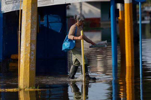 Rains Cause Severe Damage In The Tlahuac Municipality, Mexico City Pedestrians walk through flooded streets in the southern end of the Tlahuac borough of Mexico City, Mexico, on September 28, 2025, after heavy rains hit the capital, causing serious damage in the area. Mexico City Mexico City Mexico  Copyright: xGerardoxVieyrax originalFilename: vieyra-notitle250928_npvIO.jpg