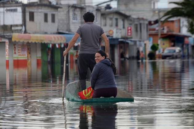 Rains Cause Severe Damage In The Tlahuac Municipality, Mexico City Two people are on a boat in flooded streets at the southern end of the Tlahuac borough in Mexico City, Mexico, on September 28, 2025, after heavy rains hit the capital, causing serious damage in the area. Mexico City Mexico City Mexico  Copyright: xGerardoxVieyrax originalFilename: vieyra-notitle250928_np9jy.jpg