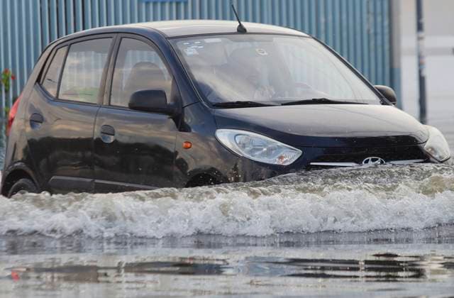 Rains Cause Severe Damage In The Tlahuac Municipality, Mexico City A car drives through flooded streets in the southern end of the Tlahuac borough of Mexico City, Mexico, on September 28, 2025, after heavy rains hit the capital, causing serious damage in the area. Mexico City Mexico City Mexico  Copyright: xGerardoxVieyrax originalFilename: vieyra-notitle250928_npIU9.jpg