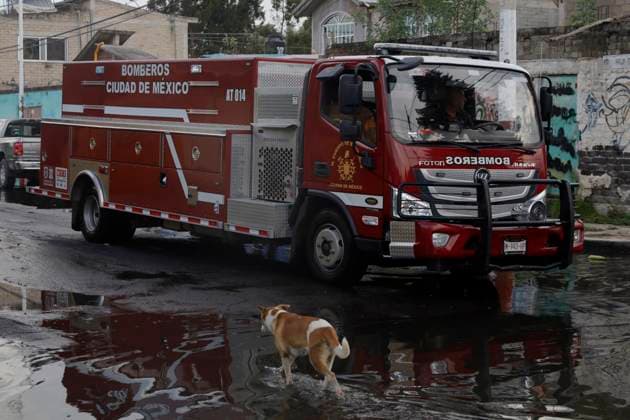 Rains Cause Severe Damage In The Tlahuac Municipality, Mexico City Firefighters respond to homes in the southern end of the Tlahuac borough in Mexico City, Mexico, on September 28, 2025, where their homes are damaged after heavy rains hit the capital, causing severe damage to the area. Mexico City Mexico City Mexico  Copyright: xGerardoxVieyrax originalFilename: vieyra-notitle250928_npVhG.jpg