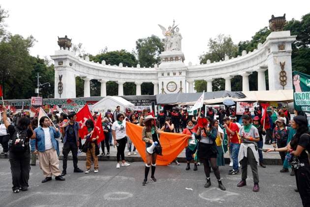 Women taking part during a rally to demand the decriminalization of abortion in Mexico at the Glorieta de las Mujeres que luchan at Reforma Avenue. on September 28, 2025, in Mexico City, Mexico. Mexico City Mexico - ZUMAe321 20250928_zia_e321_001 Copyright: xLuisxBarronx